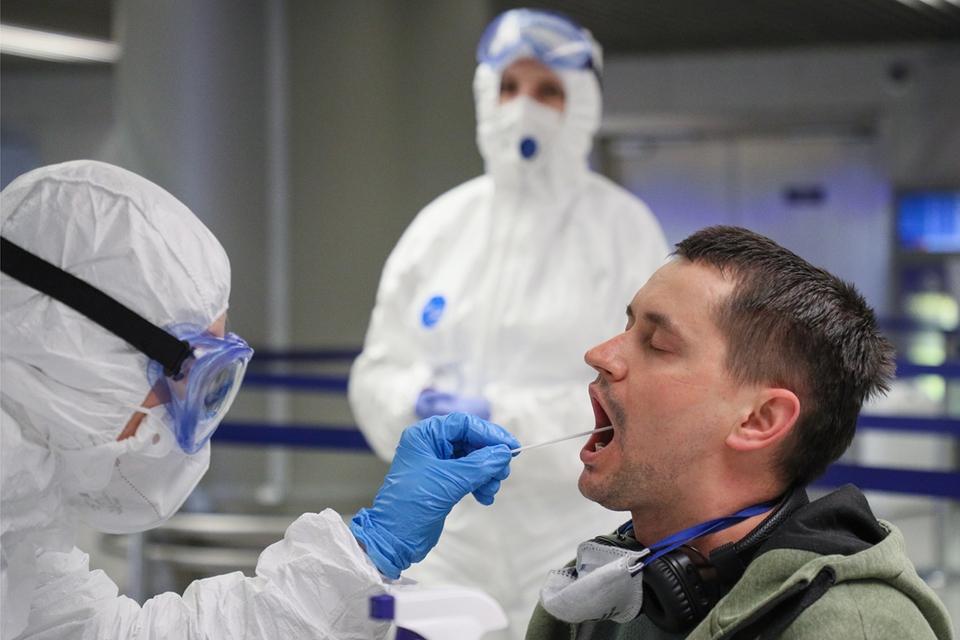 Российский штамм коронавируса спасает нас от британской версии: вирусологи рассказали, почему в России нет новых мутаций