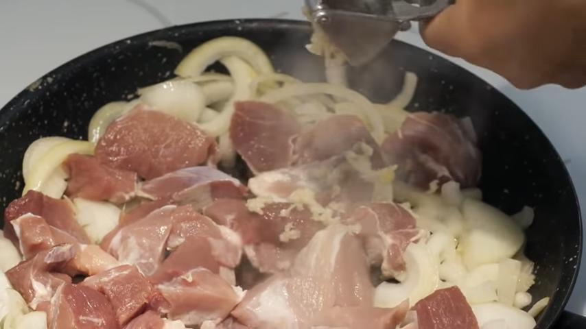 Неожиданная идея для ужина: готовим плов со свининой в тыкве