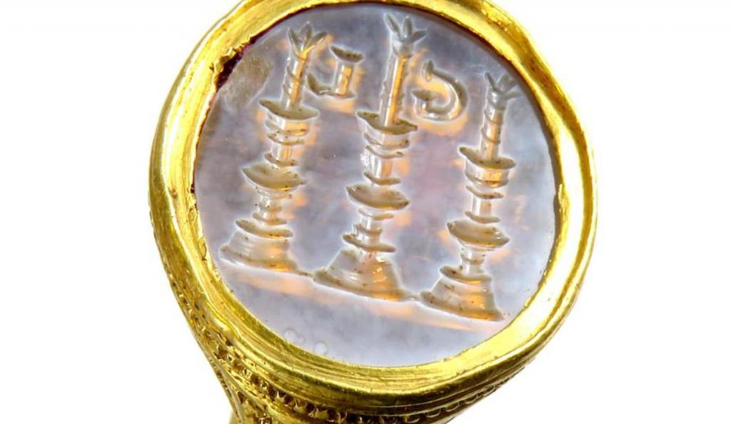 Впечатляющее 400-летнее золотое кольцо с печатью, найденное в парке "Пик-Дистрикт", может быть продано на аукционе более чем за 3 млн рублей