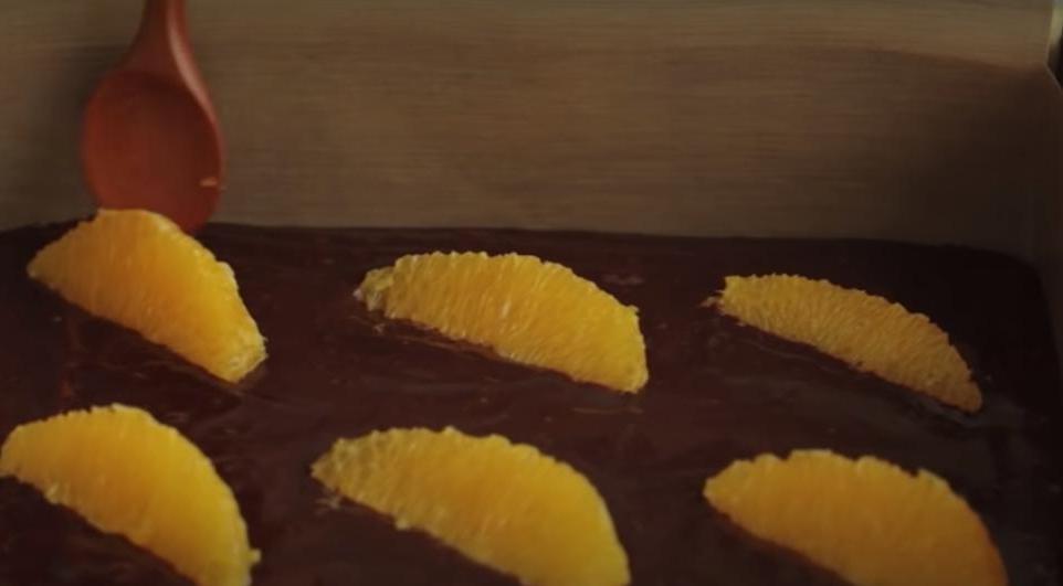 Сочный десерт, который покорит сердце любого сладкоежки: готовим шоколадный брауни с апельсиновыми дольками