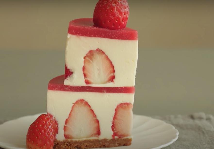 Ни одно торжество не обойдется без красивого десерта: готовим двухъярусный торт с клубничкой, который даже не требует выпекания