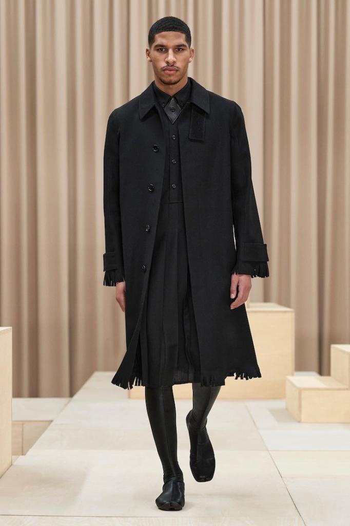 Итальянский дизайнер Риккардо Тиши считает, что в ближайшем будущем мужчины будут носить юбки и сапоги-чулки
