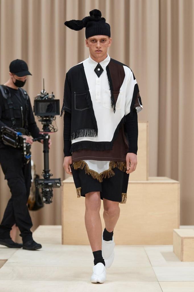 Итальянский дизайнер Риккардо Тиши считает, что в ближайшем будущем мужчины будут носить юбки и сапоги-чулки