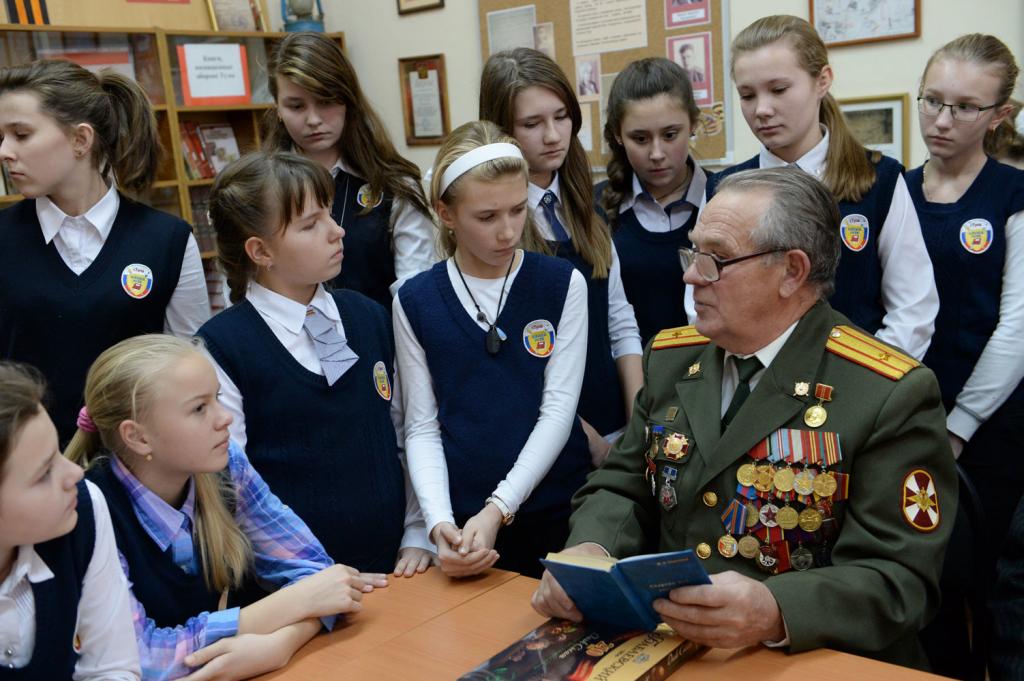 Героями российских школьников стали родители и Железный человек