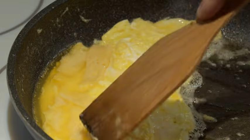 Завтрак для идеального утра: как приготовить французский омлет с сыром