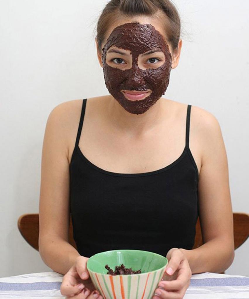 Готовим домашнюю маску и скраб из черного шоколада. Процедура действенная и очень приятная: рецепт