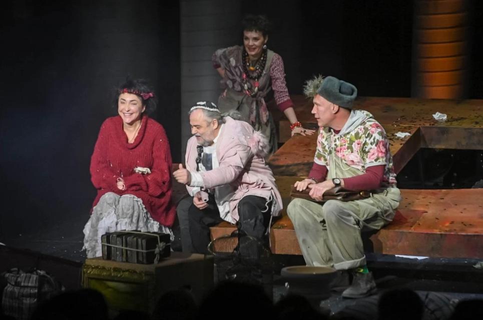 Лолита Милявская дебютировала на сцене театра в спектакле "Женитьба": певица призналась, что очень переживала перед премьерой