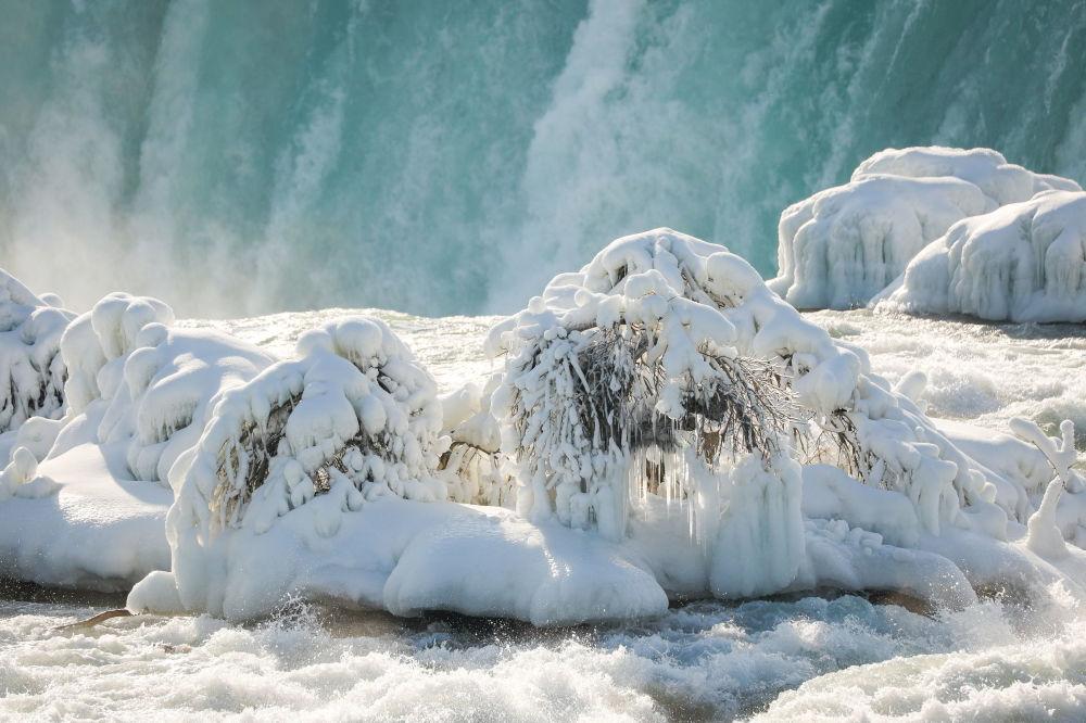 Чтобы весь мир увидел обледеневший Ниагарский водопад, Америке нужно было дождаться аномальных морозов