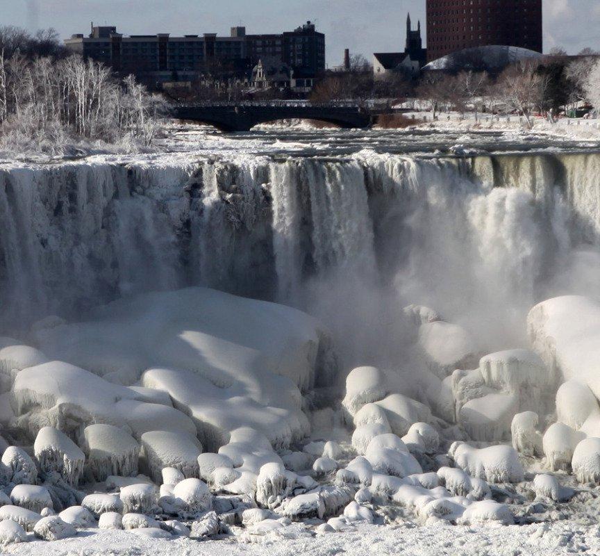 Чтобы весь мир увидел обледеневший Ниагарский водопад, Америке нужно было дождаться аномальных морозов