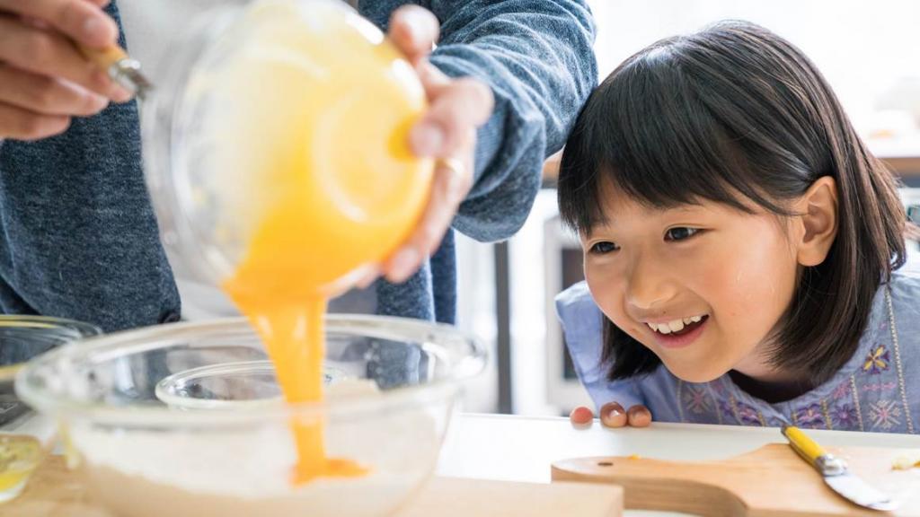 Начиная с двух лет, малышей можно привлекать к готовке: безопасные навыки, которые ребенок освоит на кухне