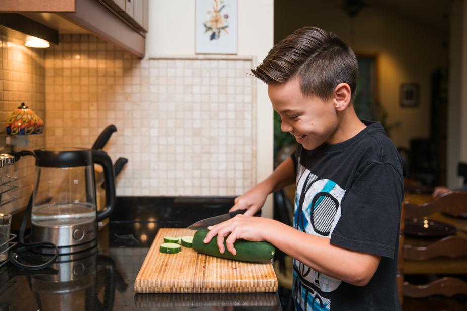 Начиная с двух лет, малышей можно привлекать к готовке: безопасные навыки, которые ребенок освоит на кухне