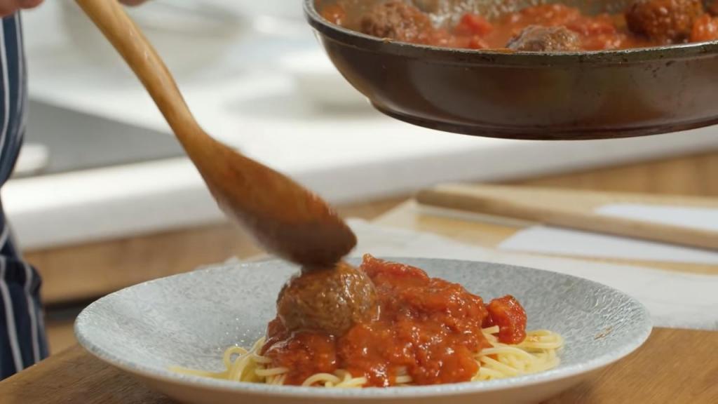 Итальянское блюдо к семейному ужину: как приготовить пасту с митболами и томатным соусом