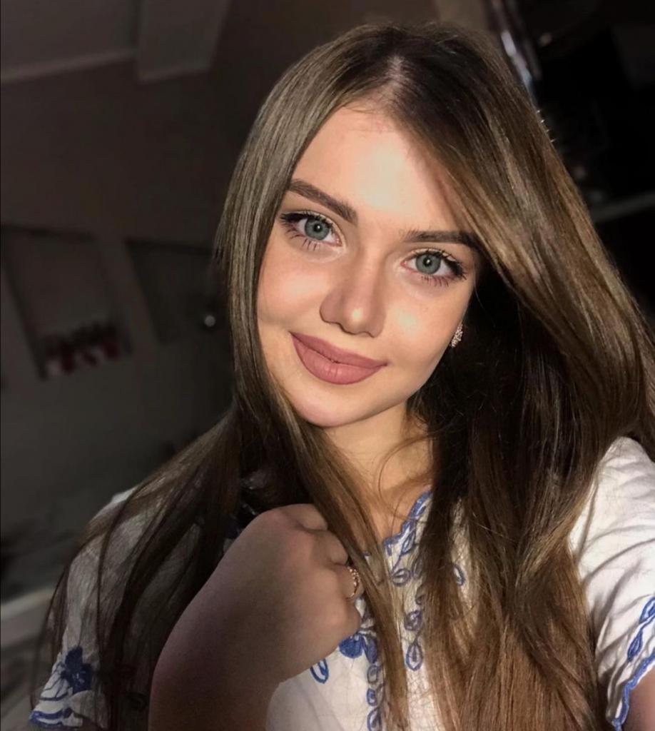 В Сети обсуждают идеальную внешность россиянки Виктории: девушка показала, как выглядит без косметики