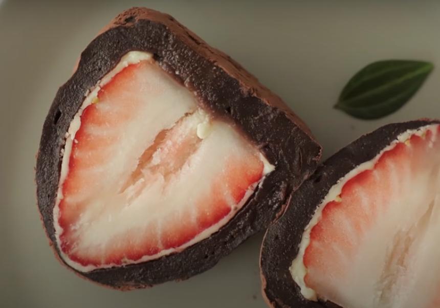 Шоколадные трюфели с приятным сюрпризом: готовлю изумительные конфетки с начинкой из клубники