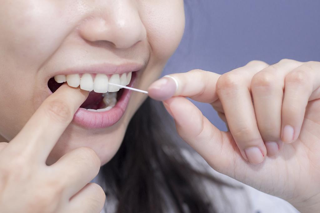 Ученые: осложнений COVID-19 можно избежать с помощью обычной зубной нити