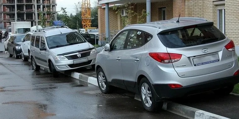 Всегда учитывайте рельеф дороги: водителям в России назвали распространенные ошибки при парковке автомобиля