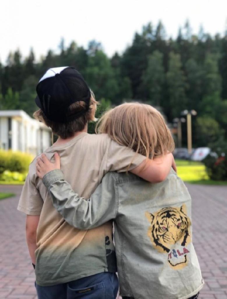 "Просто классные и светлые дети": Дмитрий Шепелев показал подросшего сына Фриске в обнимку с дочкой Тулуповой