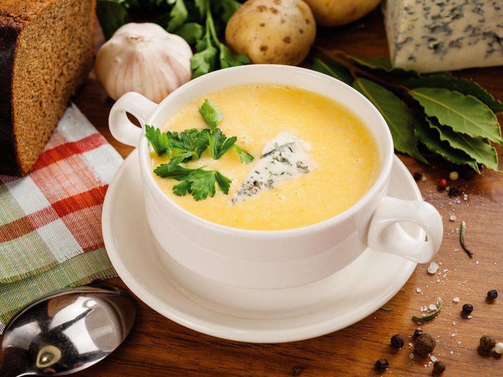 Суп-пюре может быть не только полезным, но и вредным блюдом, рассказала врач-диетолог