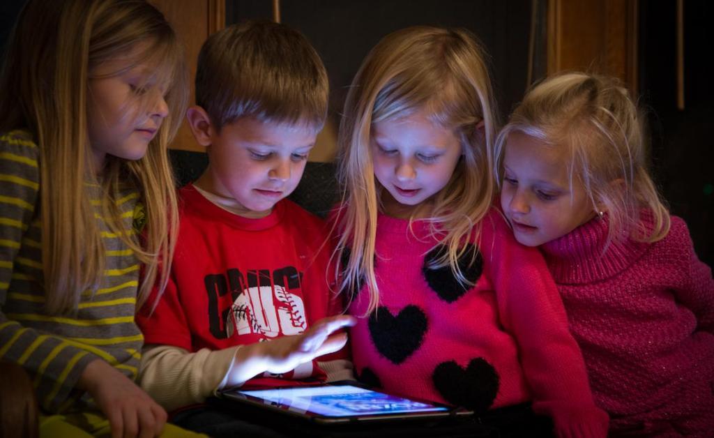 С заботой о детях: YouTube вводит новые правила для родителей 9-12-летних пользователей