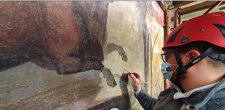 Фреска Помпей возвращается к былому великолепию: ученые использовали лазеры для удаления пятен на потрясающей 2000-летней картине