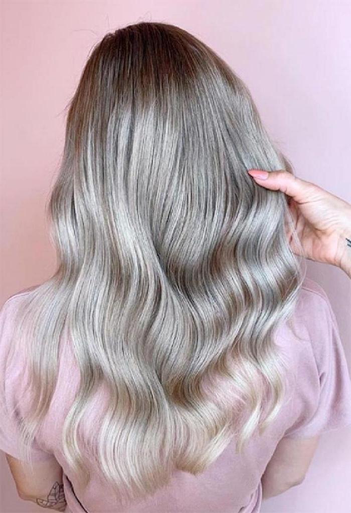 Холодные оттенки волос – это тренд 2021 года: вариации блонда с серебряными и серыми переливами