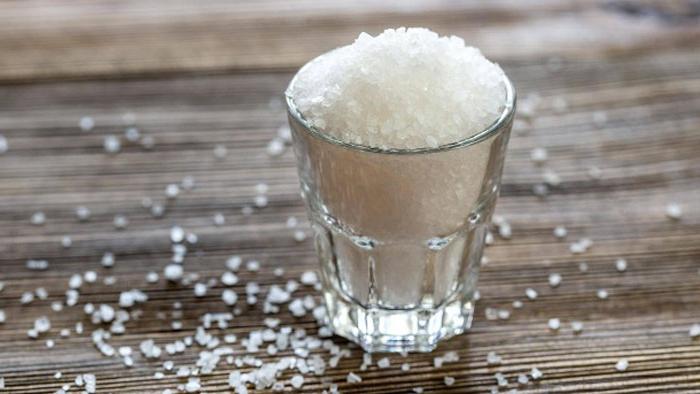 Сушеный сельдерей и любисток как альтернатива «белому золоту»: какие еще продукты способны заменить соль при готовке