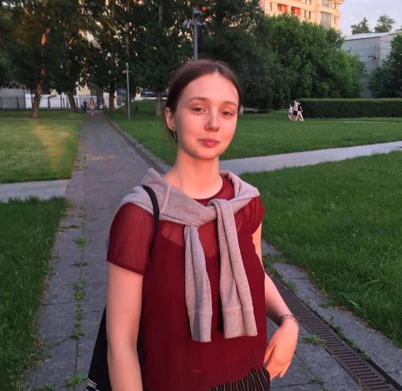"Уже не Пуговка": 19-летняя Катя Старшова из "Папиных дочек" стала красивой шатенкой