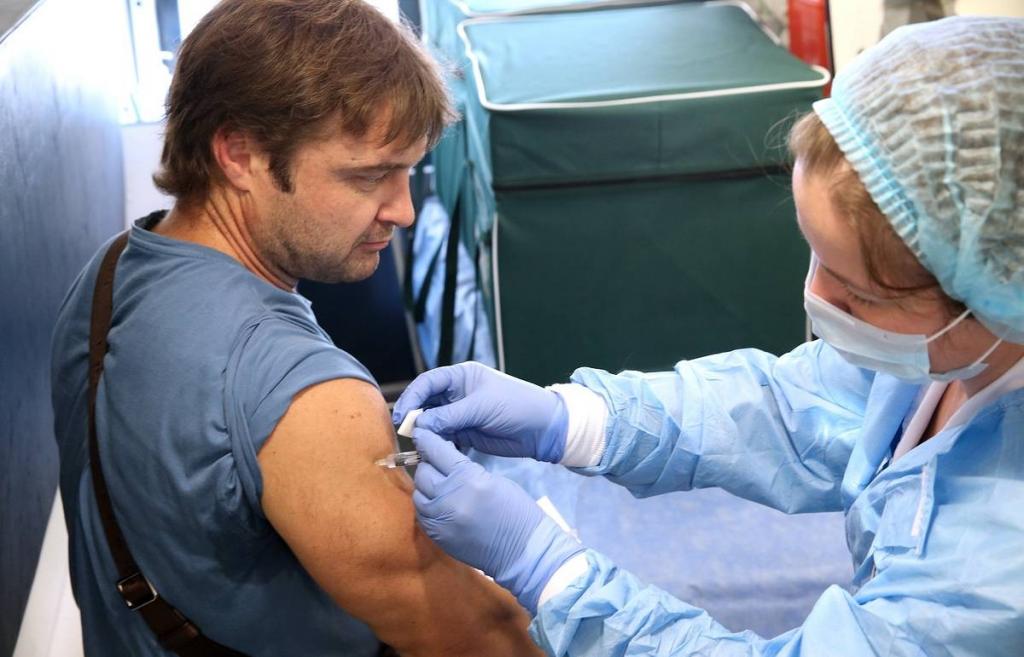 Аналитики узнали, что может побудить россиян сделать прививку от коронавируса (3 % согласны на вакцинацию за денежное вознаграждение)