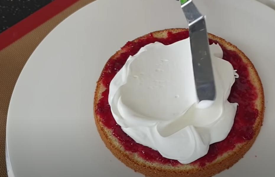 Ванильный ягодный тортик на кремовой основе и без муки: заманчивая идея для хорошего настроения