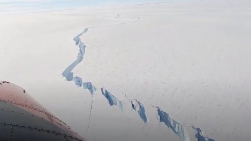 Гигантский айсберг размером с Петербург откололся в Антарктиде