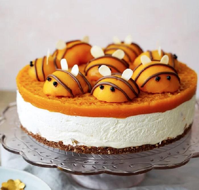 Творожно-фруктовый торт "Пчелки" без выпечки: настоящий весенний десерт
