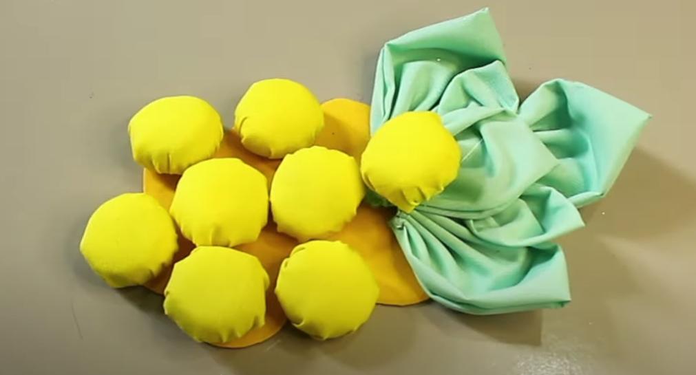 Красивый "ананас": чтобы сделать подставку под горячую посуду, понадобятся пробки от бутылок и кусок ткани
