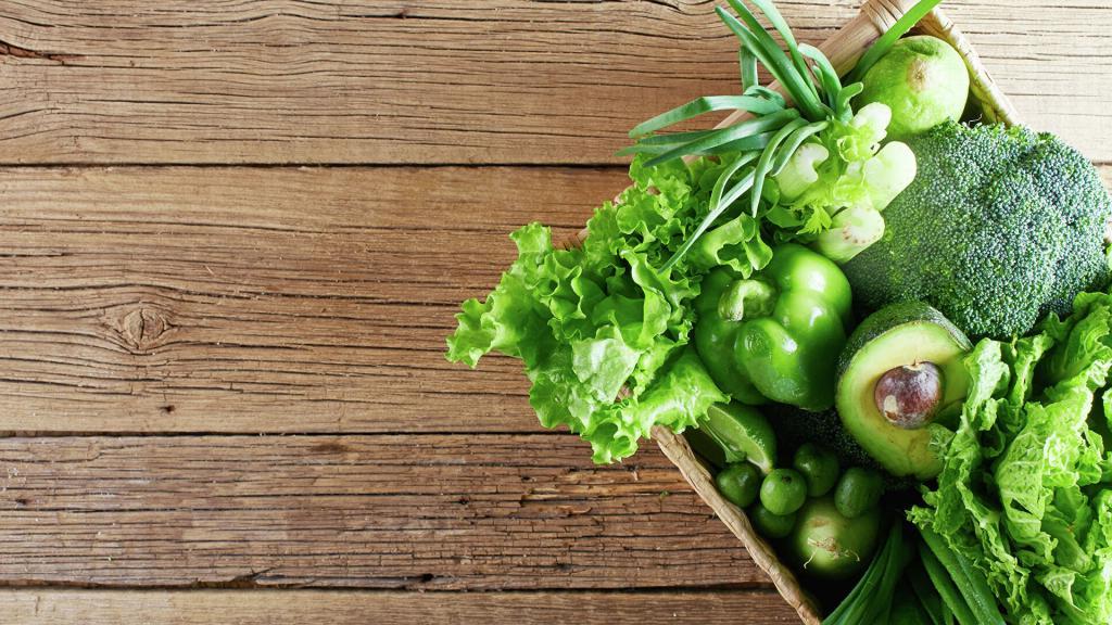 Зеленые овощи, цитрусовые: продукты, которые не следует есть на голодный желудок