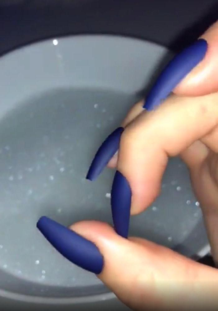 Домохозяйка показала, как снимает накладные ногти за пару минут без боли