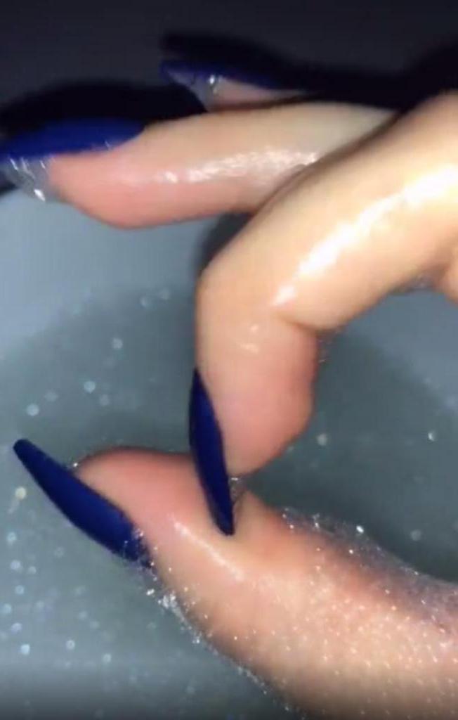 Домохозяйка показала, как снимает накладные ногти за пару минут без боли