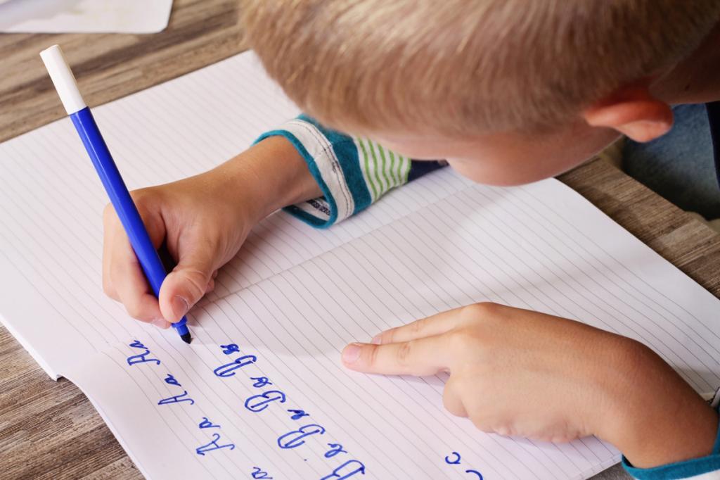 Покупаем яркие ручки, карандаши и не только: как приучить ребенка к письму с раннего детства