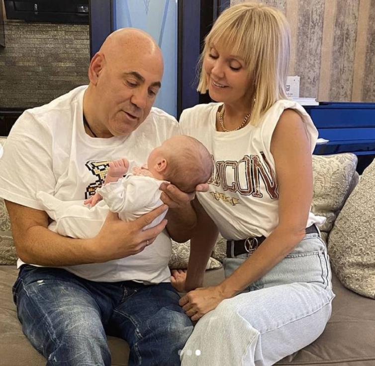 "К внучке - только самые теплые чувства": певица Валерия умилила подписчиков семейным снимком с маленькой Селин