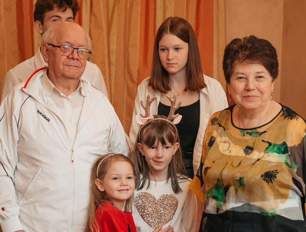 Единственный сын Николая Караченцова не пошел по стопам отца. Как живут наследник актера и трое его внуков (новые фото)