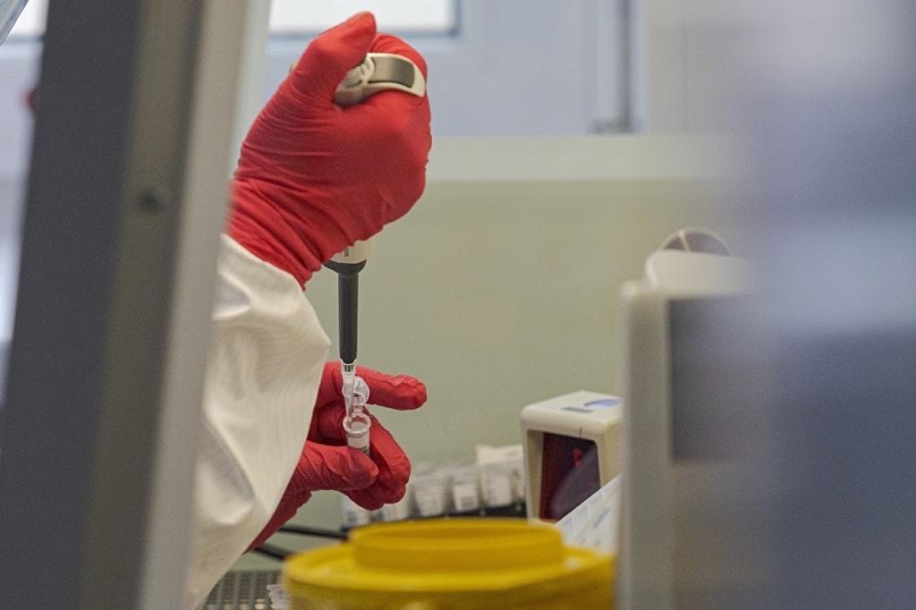 Почти две трети опрошенных россиян считают коронавирус биологическим оружием