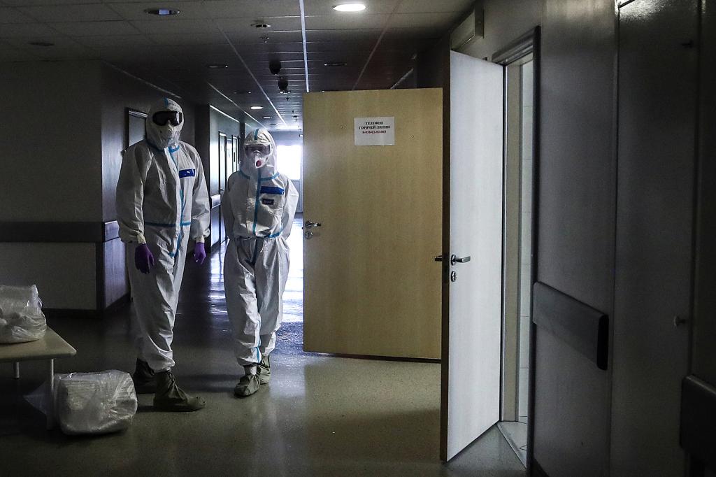 Почти две трети опрошенных россиян считают коронавирус биологическим оружием