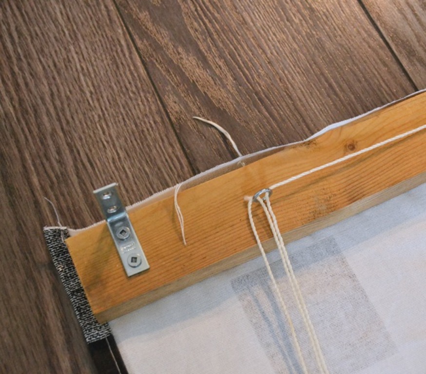 Из отреза симпатичной ткани легко сделать римскую штору своими руками. Опыт шитья не нужен, способ простой и понятный