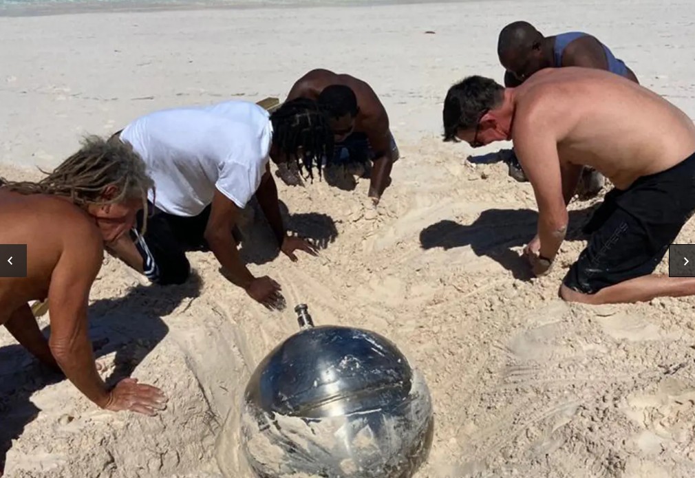 На пляже Багамских островов был обнаружен странный титановый шар, исписанный русскими буквами: фото
