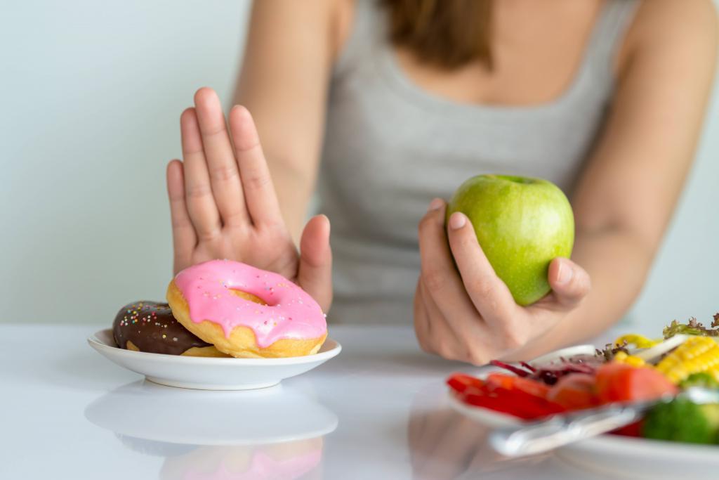 Диетолог Пуджа Махиджа назвала легкий способ побороть тягу к сладкому