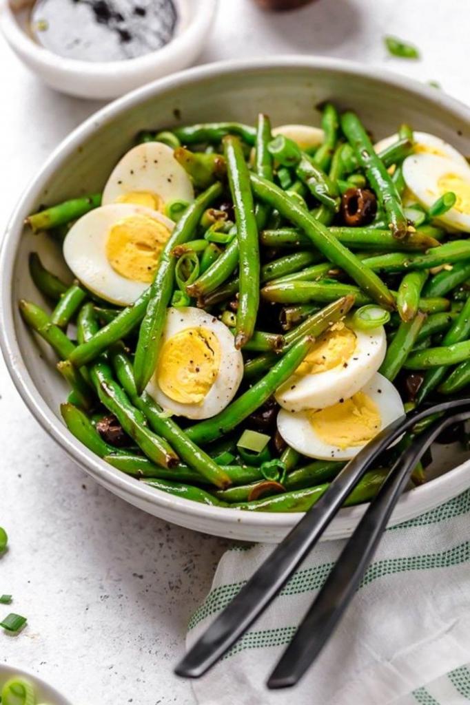 С ветчиной, яйцами и стручковой фасолью: вкусный и красивый салат, который поможет привести фигуру в форму