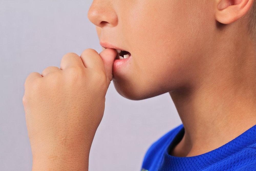 Ребенок грызет ногти: как отучить от вредной привычки
