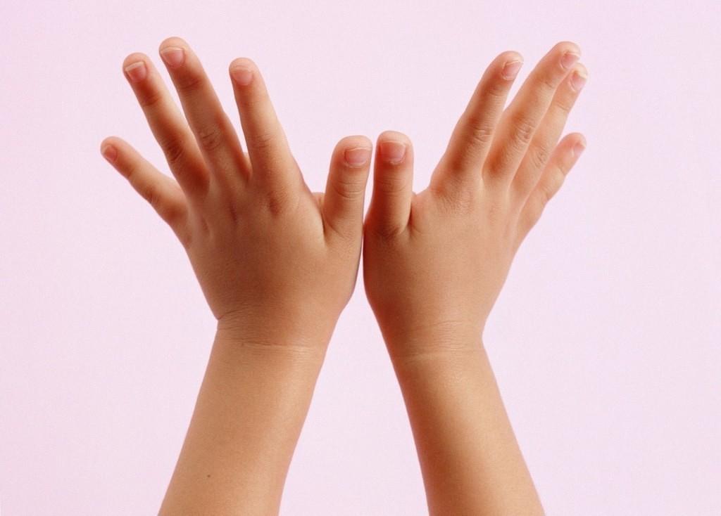 Длина детских пальцев может зависеть от дохода мамы: новое исследование