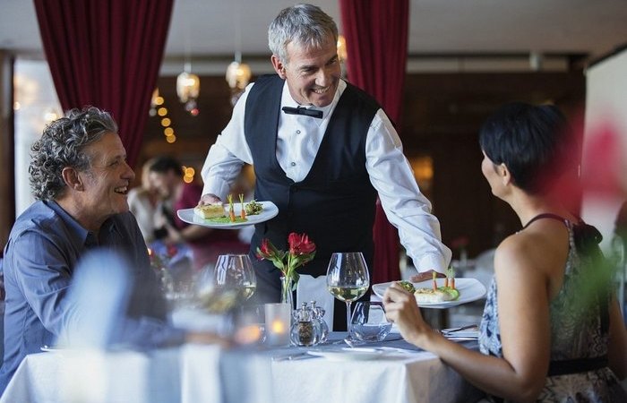 Подменяют напитки и не только: как хитрят бармены и официанты, чтобы получить больше денег с гостя