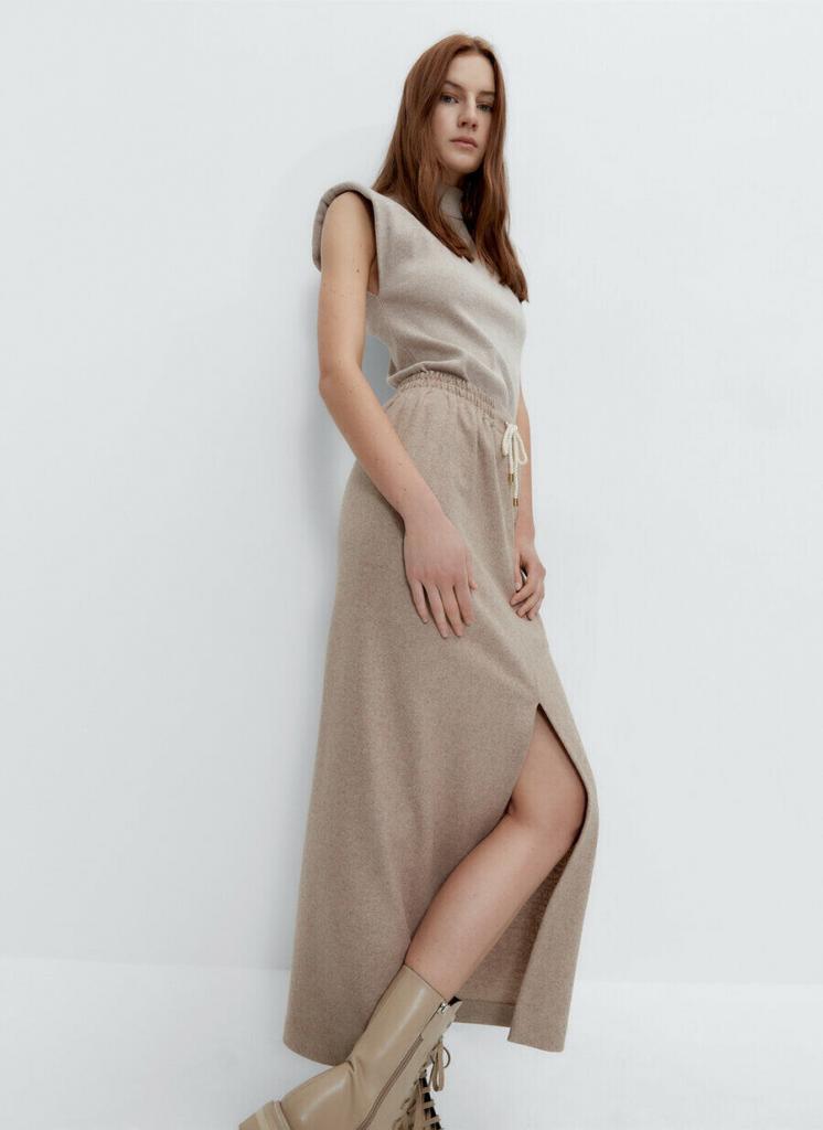 Трикотажная миди-юбка – последняя новинка весны 2021, заполнившая все модные каталоги: женственные трендовые модели