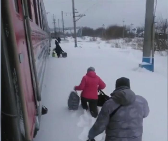 Поезд следовал из Абакана в Москву. На станции Алтайская пассажиров высадили в сугробы (видео)