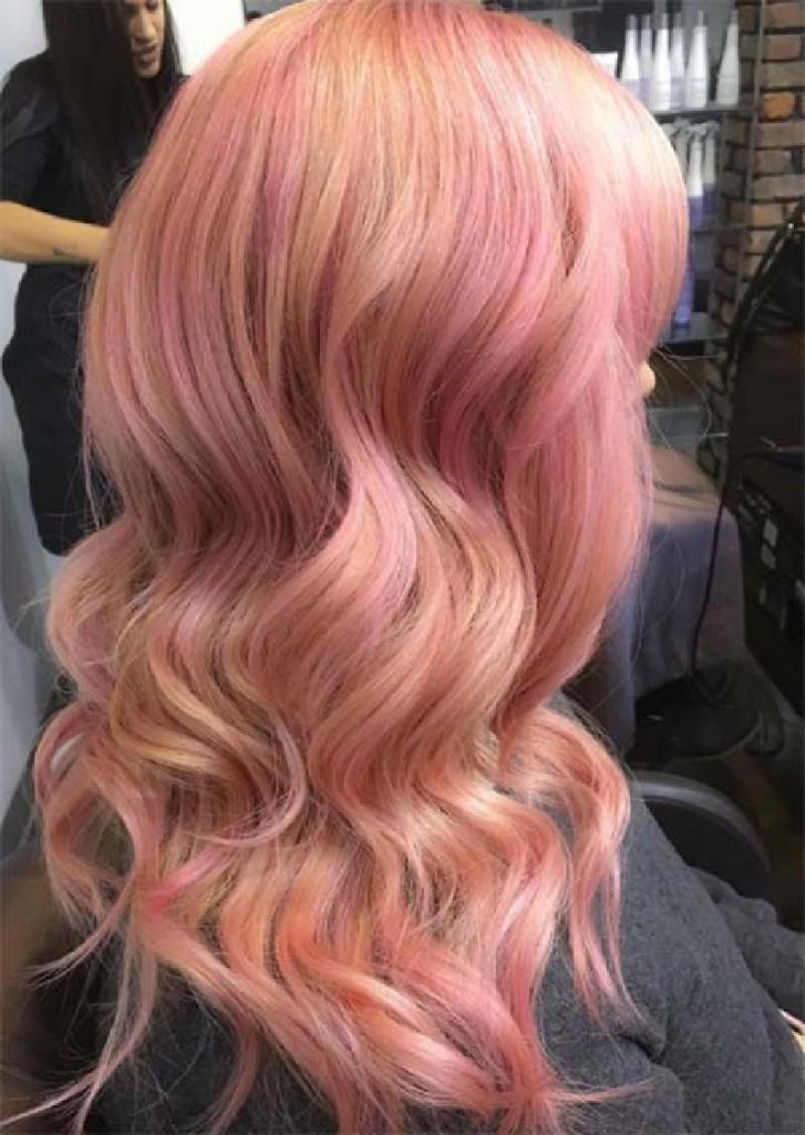 Цвет волос "розовое золото" более естественный, чем обычный "розовый": идеальный оттенок для весны 2021 года